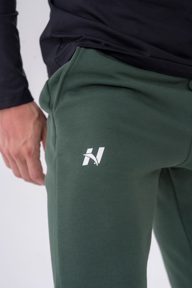 Брюки Nebbia Slim sweatpants with side pockets “Reset” 321 D.green